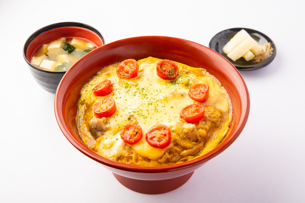トマトとチーズの鳥開親子丼